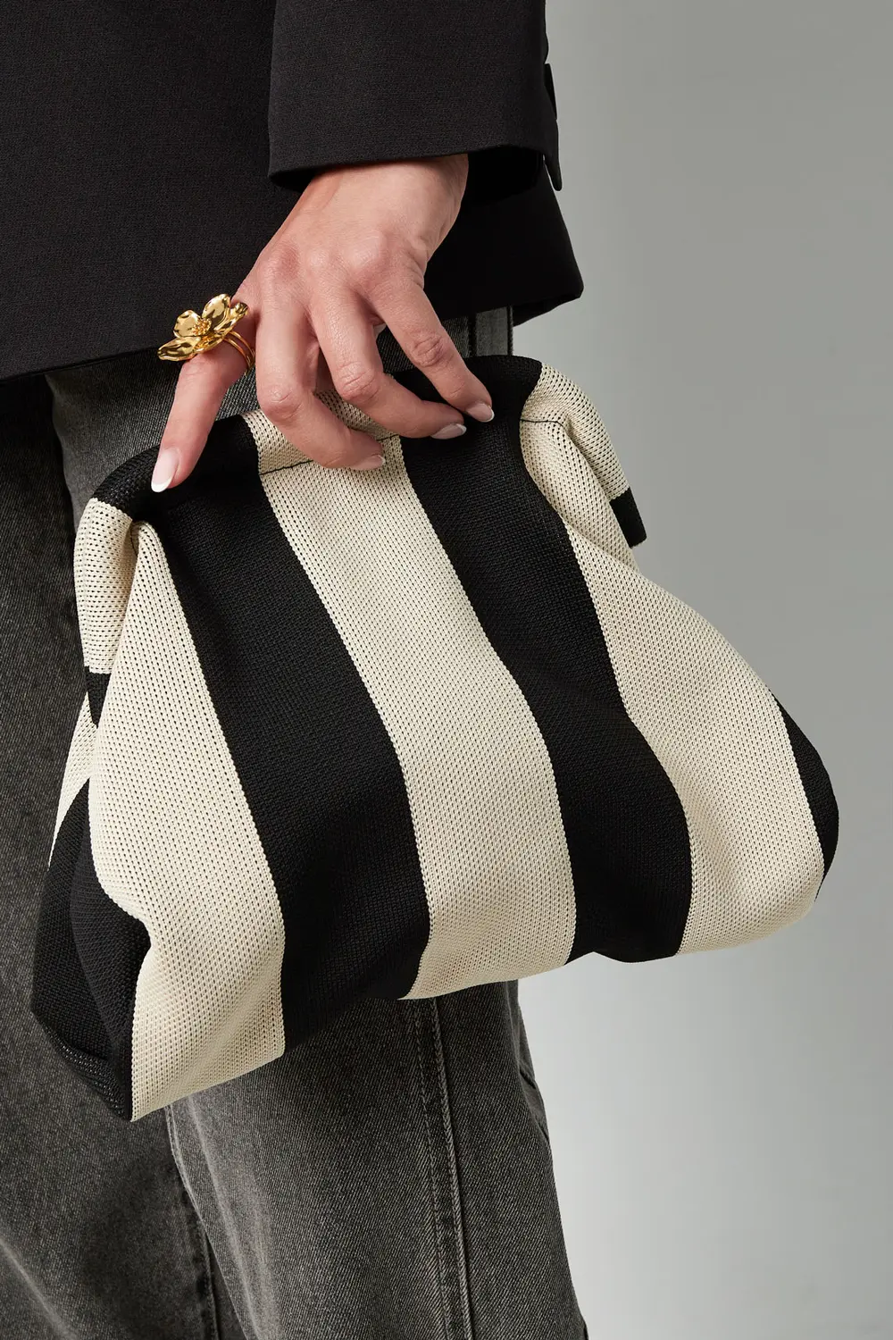 Gestreepte strandclutch – Zwart